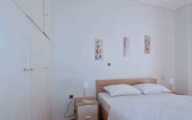 A cozy minimal apartment at Koukaki