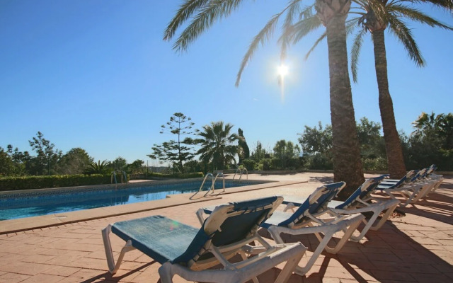 Private 4-bedroom Villa w/ Pool, Summer Kitchen & Expansive Living Space