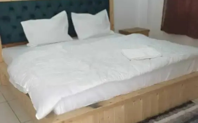 Shesh Besh Guest House & Restaurant