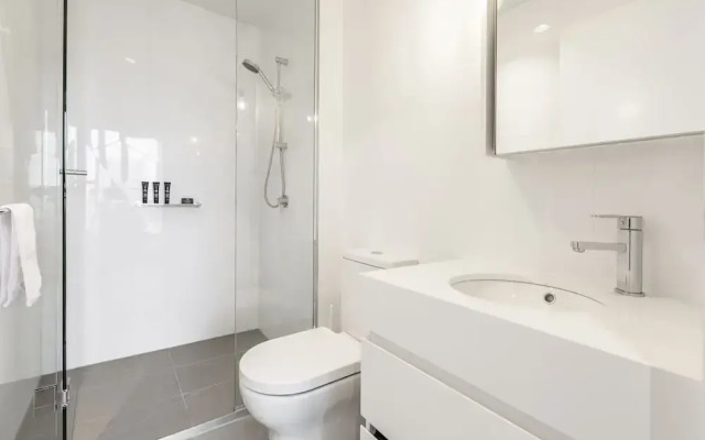 Trendy Melbourne 2 Bedroom Apartment by BnB Pro