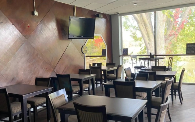 Travelodge by Wyndham Water’s Edge Hotel - Racine