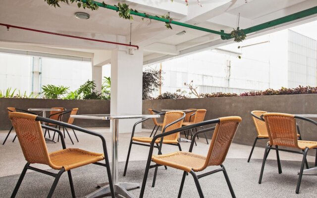 RedDoorz Apartment near Golden City Mall