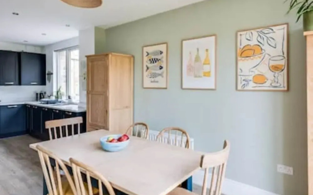 Family-friendly Getaway - Garden Parking Sleeps 7