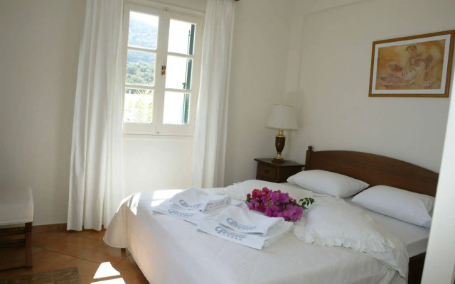 Crithoni's Paradise Hotel