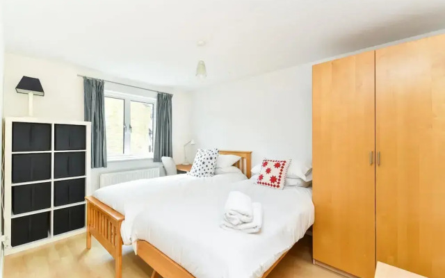Modern 4 Bedroom Terraced House by the Thames!