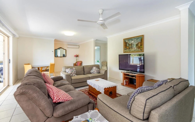 Freshly revovated Dog Friendly House walking distance to Waterfront!