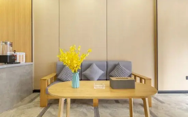 Yunqi Light Residence Hotel (Yisheng Square Pedestrian Street Branch)