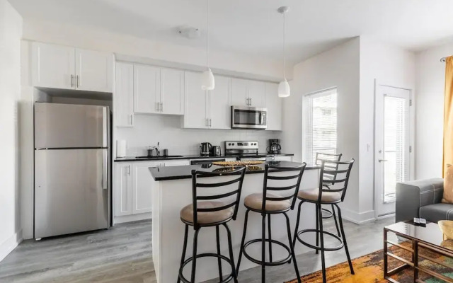 4BR 3BA Townhouse on Lake Ontario Free Parking Gym