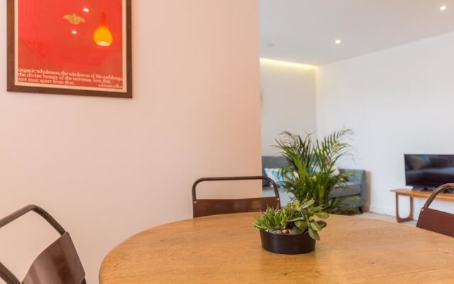 Super Central 2 Bedroom Flat With Balcony Zone 1!