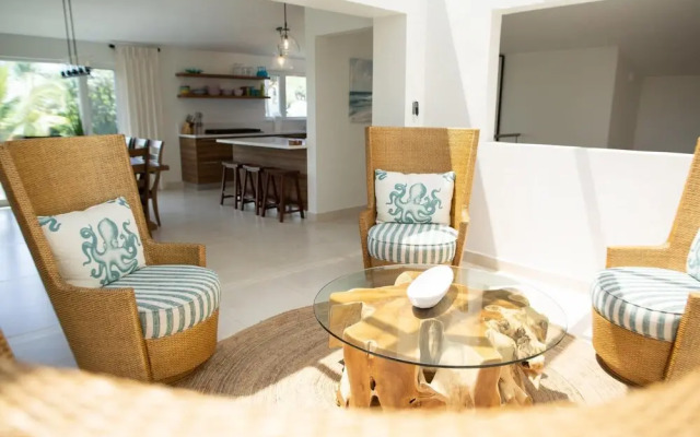 Newly Remodeled Townhouse w Private Pool Sc40