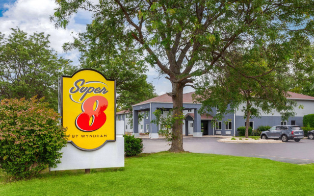 Super 8 by Wyndham McHenry/Fox Lake Area