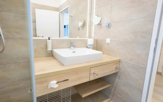 Comfort Studio With King-size Bed for 2 People 24-7 Check-in