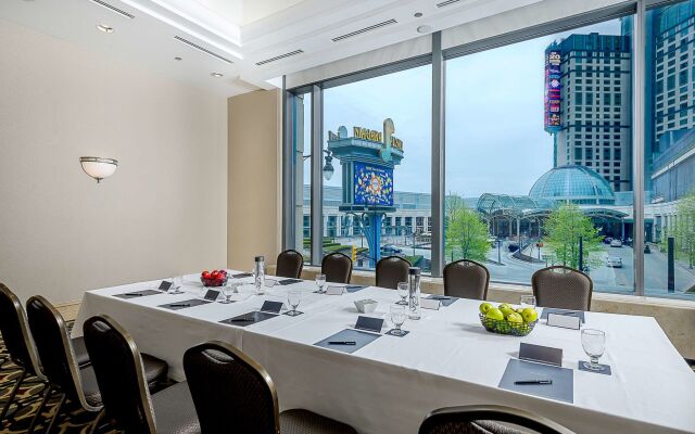 Hilton Niagara Falls/Fallsview Hotel & Suites
