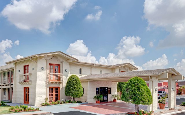 Travelodge by Wyndham North Richland Hills/Dallas/Ft Worth