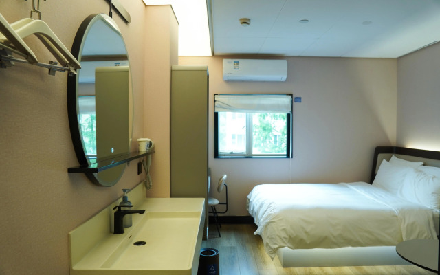 Hanting Express Shanghai Caobao Road Subway Station