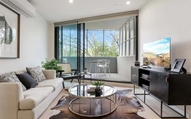 Modern 2-bed Ivanhoe Unit With Parking