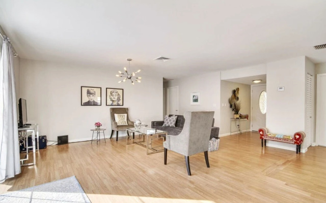 Woodridge - Private & Sanitized, Perfect for Social Distancing & Working From Home. Private Pool, Pet Friendly. Discounted During Pandemic. Super-host Support