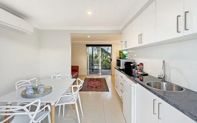 Spacious Beach Studio With Alfresco Dining