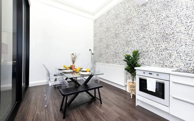 Delightful 3-bed Flat with Parking