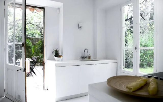 Fashionable House Flat with Garden