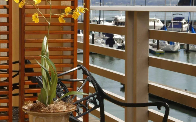 Waters Edge Hotel