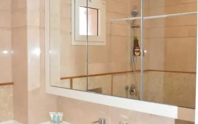Renovated White 3BD next to Beach - Pool