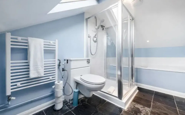 Spacious, Charming 3bd W/Balcony in Kennington