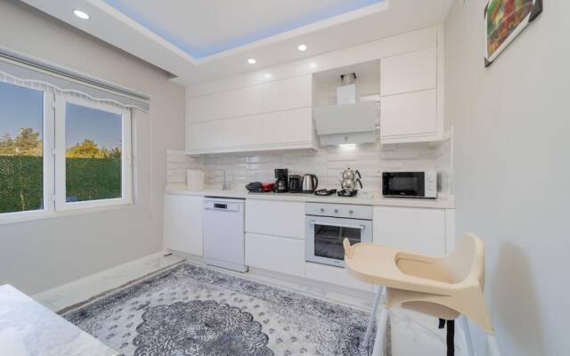 Villa With Pool and Backyard in Kepez