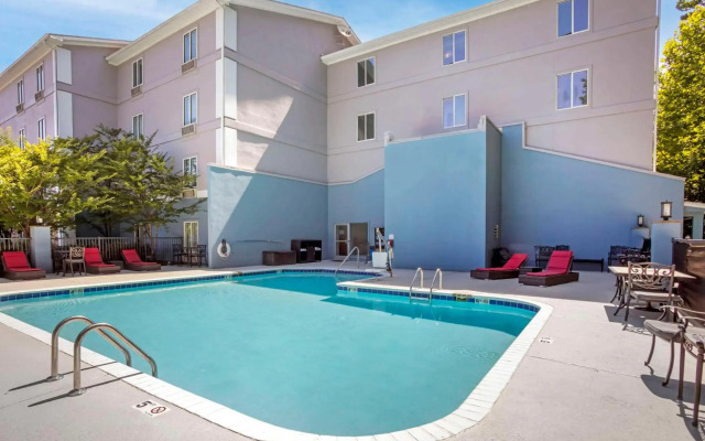 Comfort Suites Nashville Airport - BNA