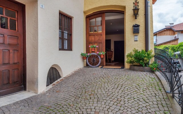 Belvilla by OYO Charming Apartment in Brez With TV