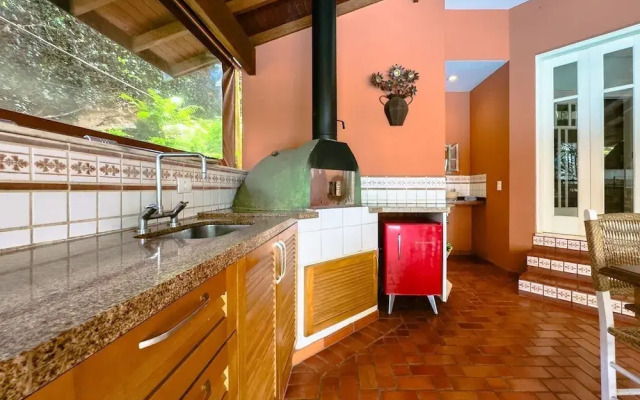 Casa Alto Padrão na Granja Viana - Cond. Fechado