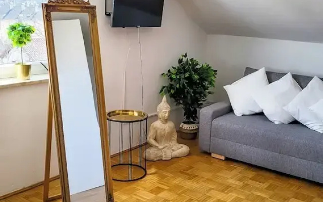 DG Rechts 40m 2-Zimmer Wohnung