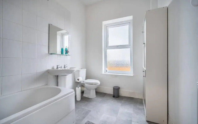 Modern Spacious 2 br House in Leigh, Free Parking