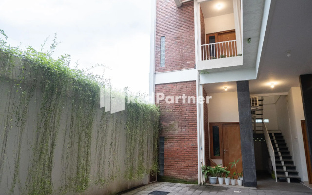 Twin House by OYO Rooms
