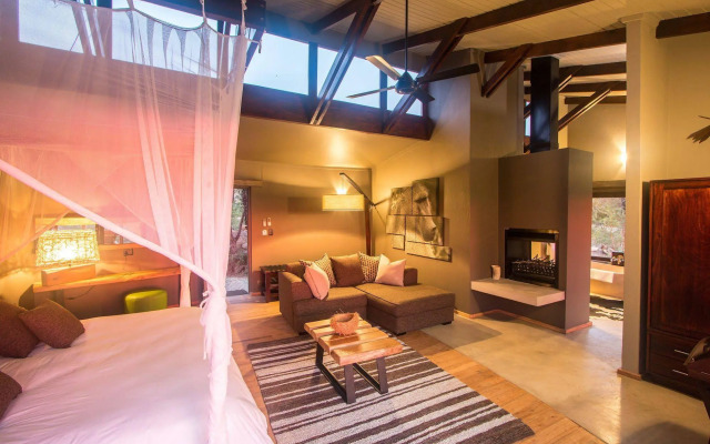 Rhino Ridge Safari Lodge