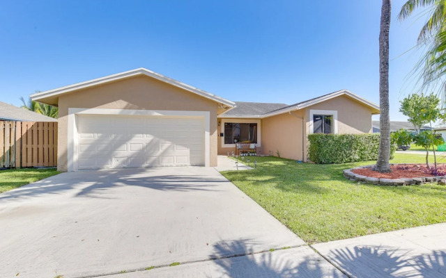 Near Beaches: Pet-friendly Sunrise Escape w/ Patio