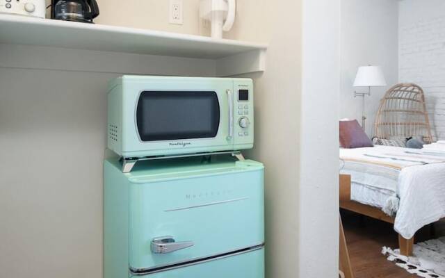 Beautiful Studio Near Hollywood! Sleeps 2!