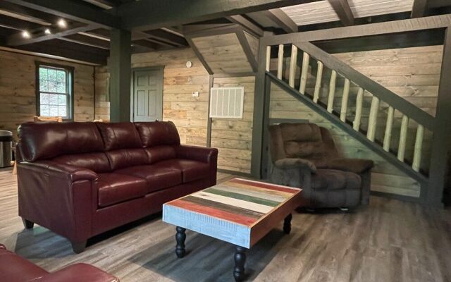 Bigfoots Hideaway 1 Bedroom Cabin by RedAwning