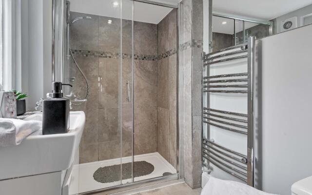 Central Pier Place | Large Group House | 20 metres from the Pier and beach