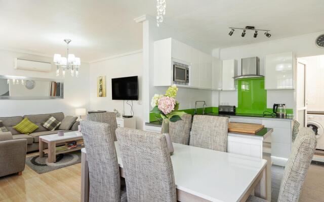 Inviting holiday home in Lo Crispin with shared pool