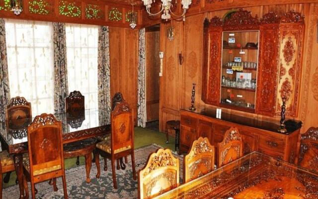 Royal Group of Houseboats