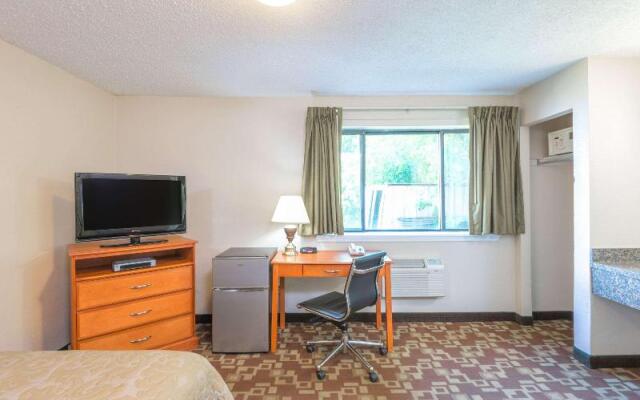 Super 8 by Wyndham Watertown/Cambridge/Boston Area