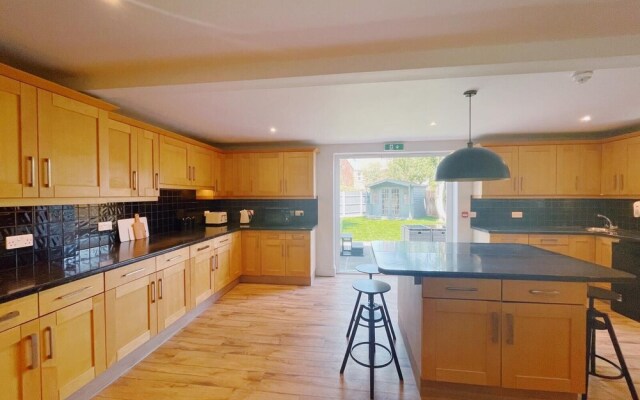 Stunning 8-bed House With Sea & Beach Views