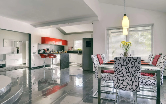 Modern Villa in Pula With Pool and Parking
