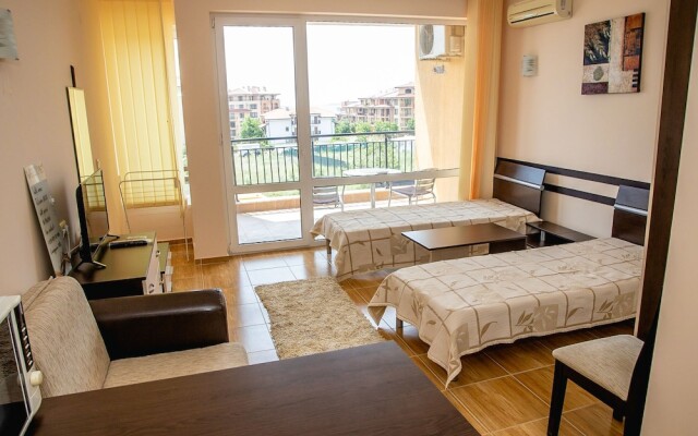 FM Deluxe Studio with Parking & Pool