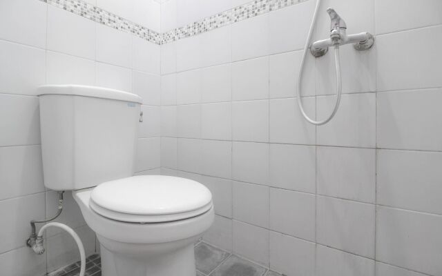 RedDoorz Plus near Hartono Mall