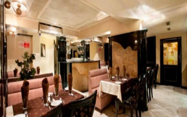 Rajhans Hotel