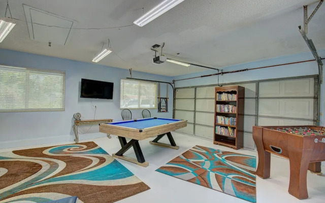 Spacious 4 3 Retreat- Heated Pool-playroom