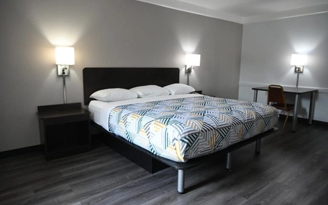 Motel 6 Hazelwood, MO