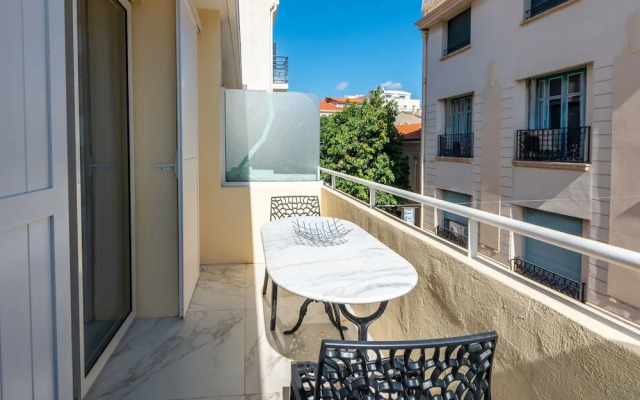 Large Studio Apartment With Terrace and sea View